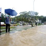 Banjir di Ruas Jalan Batam, Rudi Akan Lebarkan Drainase di Jalan Protokol Wali Kota Batam saat meninjau lokasi genangan air di Simpang Baloi, Lubukbaja, Batam