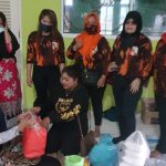 Srikandi PP Bagikan Nasi Bungkus kepada Korban Banjir