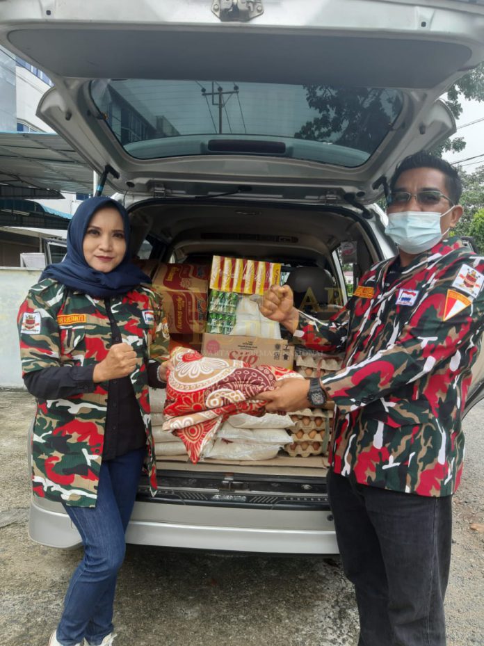 Laskar Merah Putih (LMP), Markas Daerah Provinsi Kepulauan Riau, memberi bantuan korban banjir, Minggu (03/01/2021). (Foto: Jul)