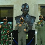 Kapolri Dianugerahi Wing Kehormatan Penerbang dan Brevet Kapal Selam Hiu Kencana Kapolri Dianugerahi Wing Kehormatan Penerbang dan Brevet Kapal Selam Hiu Kencana