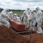 Informasi Juru Bicara Covid-19 Kota Metro, Siang Ini MD Ada 3 Pasien Satuan Gugus Tugas Covid-19 , saat melakukan pemakaman di Metro