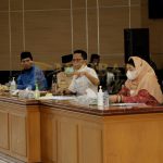 Amsakar Minta Tim Program Bantuan Sembako Bantu Masyarakat Dengan Layanan Prima Amsakar Achmad saat Rakor Program Bantuan Sembako Kementerian Sosial RI ditingkat Kota Batam tahun 2021