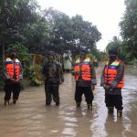 Gerak Cepat Antisipasi Banjir, Danramil 02 Batam Apresiasi Patroli Tim SAR Brimob Polda Kepri Tim SAR Brimob Polda Kepri