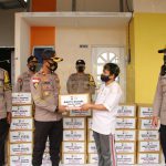 Peduli Warga Terdampak Banjir, Polresta Barelang Serahkan Bantuan Ke Warga Polresta Barelang berikan bantuan kepada warga terdampak banjir