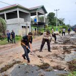 Cuaca Ekstrim, Polres Lingga, Polsek Singkep dan Masyarakat Goro Bersih Jalan Raya Polres Lingga, Polsek Singkep dan Masyarakat gotong royong membersihkan jalan raya