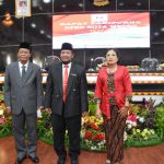 Adi Prasetyo PAW karena Anna Morinda Berhenti Sebagai Anggota DPRD Kota Metro Pairin(Kiri) dan Adi Prasetyo (tengah) Beserta Istri saat disumpah Jabatan Anggota DPRD Kota Metro