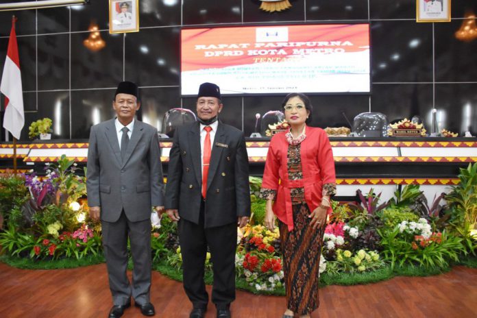 Pairin(Kiri) dan Adi Prasetyo (tengah) Beserta Istri saat disumpah Jabatan Anggota DPRD Kota Metro