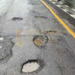 Ruas Jalan Poros Maros-Makassar Berlubang, Warga dan Pengguna Jalan Terancam Ruas jalan poros Maros - Makassar yang berlubang