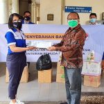 GAMKI dan Kemenpora Berikan Bantuan ke RS PGI Cikini Wakil Bendahara Umum DPP GAMKI Sartika Simanjuntak menyerahkan bantuan secara simbolis kepada Dirut RS PGI Cikini, Senin (18/1/2021) | Foto: Istimewa