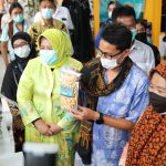 Sandiaga Uno Ajak Pelaku Ekonomi Kreatif Berinovasi Saat Membuat Konten di Platform Digital Sandiaga Uno mengenakan batik asli Batam dengan motif sirih junjung, warna biru muda.