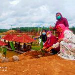 Demi Kelestarian Lingkungan Ibu Bupati Mesuji Nelly Wati Ajak Tanam Pohon Ibu Bupati Mesuji, Ny. Nelli Wati Saply