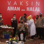 Kapolda Kepri Ikuti Vaksinasi Dosis Kedua di Gedung Daerah Kepri Kapolda Kepri Irjen Pol Dr Aris Budiman M.Si menerima vaksin Covid-19 tahap I dosis kedua