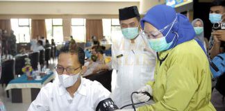 Vaksinasi Covid-19 Dosis Kedua Resmi Dibuka Wali Kota Batam Secara simbolis, vaksin diberikan kepada pejabat di lingkungan Pemerintah Kota (Pemko) Batam, tokoh masyarakat, tokoh agama, dan pengusaha di Kantor Wali Kota Batam, Jumat (29/1/2021).