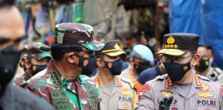 Pantau Prokes, Panglima TNI dan Kapolri Bagikan Masker di Pasar Tanah Abang Panglima TNI Marsekal Hadi Tjahjanto bersama Kapolri Jenderal Listyo Sigit Prabowo melakukan pemantauan terkait penerapan Protokol Kesehatan (Prokes) penanganan Covid-19 atau virus corona di Pasar Tanah Abang, Jakarta Pusat.