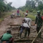 Babinsa Sertu Waluyo: Ayo Gotong Royong Perbaiki Jalan Agar Ekonomi Tidak Lumpuh