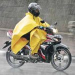 Kiat dari Yamaha Riding Academy Saat Melintasi Jalan dalam Kondisi Hujan