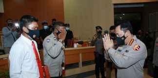 Kapolri Berikan Penghargaan 2 Personel Polda Bali yang Berprestasi Kapolri Berikan Penghargaan 2 Personel Polda Bali yang Berprestasi