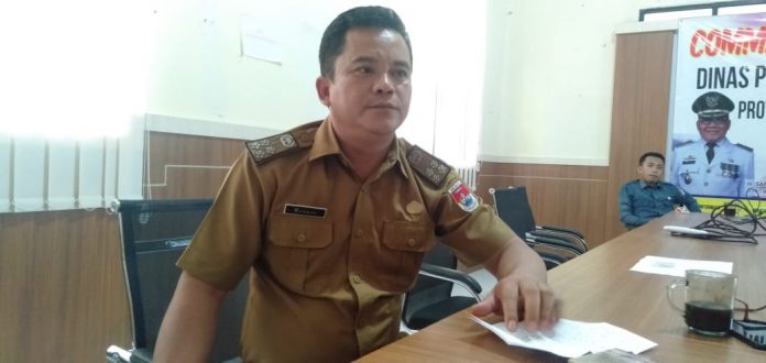 Rahmatullah, Kepala Bidang Kelembagaan dan Ekonomi DPMD di ruang kerjanya, Senin (8/2/2021). (Foto: Istimewa)