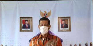 Doni Monardo Sebut “Medali Emas Pentahelix” Ketua Satuan Tugas Penanganan COVID-19 di Indonesia, Doni Monardo, menerima medali emas dari Dewan Pers yang dinilai berjasa dalam membangun kerjasama dengan pers selama pandemi Virus Corona | Foto: BNPB