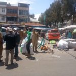 Pemda Karo Relokasi Pedagang Korban Kebakaran ke Lokasi Terminal Dinas terkait saat melakukan pemindahan para pedagang korban kebakaran Berastagi di Lokasi terminal Berastagi