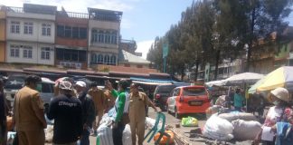 Pemda Karo Relokasi Pedagang Korban Kebakaran ke Lokasi Terminal Dinas terkait saat melakukan pemindahan para pedagang korban kebakaran Berastagi di Lokasi terminal Berastagi