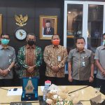 Hamdani Berharap Naker Dilindungi Maksimal Ketua DPRD Pekanbaru foto bersama dengan Kepala Badan Penyelenggara Jaminan Sosial Ketenagakerjaan (BPJSK) Pekanbaru Uus Supriyadi beserta jajaran, Selasa (16/02/2021).