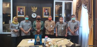 Hamdani Berharap Naker Dilindungi Maksimal Ketua DPRD Pekanbaru foto bersama dengan Kepala Badan Penyelenggara Jaminan Sosial Ketenagakerjaan (BPJSK) Pekanbaru Uus Supriyadi beserta jajaran, Selasa (16/02/2021).