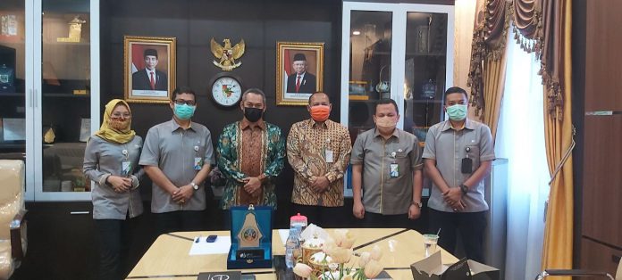 Ketua DPRD Pekanbaru foto bersama dengan Kepala Badan Penyelenggara Jaminan Sosial Ketenagakerjaan (BPJSK) Pekanbaru Uus Supriyadi beserta jajaran, Selasa (16/02/2021). Ketua DPRD Pekanbaru foto bersama dengan Kepala Badan Penyelenggara Jaminan Sosial Ketenagakerjaan (BPJSK) Pekanbaru Uus Supriyadi beserta jajaran, Selasa (16/02/2021).
