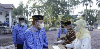 Hari Kesadaran Nasional, Sekda Asahan Ajak ASN Tingkatkan Kedisiplinan Sekda Asahan, Jhon Hardi Nasution (kiri), saat memberikan santunan kepada ASN yang memasuki masa pensiun.