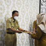 Wali Kota Metro Serahkan SK 18 Pegawai Pemerintah dengan Perjanjian Kerja Wali Kota Metro Achmad Pairin Menyerahkan SK 18 Pegawai Pemerintah.