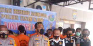 Operasi Antik Satnarkoba Polres Tanah Karo Amankan 24 Tersangka Kapolres Karo AKBP. Yustinus Setyo didampingi Kasat Narkoba Polres AKP. David Hendri Tobing Dan jajarannya menggelar Konferensi pers Mako Polres Karo