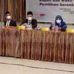 KPU Gelar Rapat Pleno Penetapan Pasangan Calon Terpilih Bupati dan Wakil Bupati Kabupaten Asahan Ketua KPU Asahan, Hidayat SP (tengah) menetapkan pasangaan calon Bupati dan wakil Bupati terpilih Pilkada Asahan dalam rapat pleno