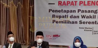 KPU Gelar Rapat Pleno Penetapan Pasangan Calon Terpilih Bupati dan Wakil Bupati Kabupaten Asahan Ketua KPU Asahan, Hidayat SP (tengah) menetapkan pasangaan calon Bupati dan wakil Bupati terpilih Pilkada Asahan dalam rapat pleno