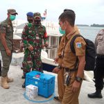 Nakes dan Lansia Kepulauan Seribu Mendapatkan Vaksin Covid-19 Pendistribusian Vaksin Covid -19 di kawal anggota Koramil 04/KS, dengan menggunakan Kapal Praja Muda Bahari I yang bertolak Marina Ancol Jakarta Utara, Senin (22/02/2021).