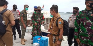 Nakes dan Lansia Kepulauan Seribu Mendapatkan Vaksin Covid-19 Pendistribusian Vaksin Covid -19 di kawal anggota Koramil 04/KS, dengan menggunakan Kapal Praja Muda Bahari I yang bertolak Marina Ancol Jakarta Utara, Senin (22/02/2021).