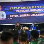 Selain Memberi Pengarahan Kepada Personel Lantamal VI Panglima Komando Armada II juga Memberi Santunan Kepada Anak Yatim Panglima Komando Armada II Laksamana Muda TNI I N.G. Sudihartawan, S.Pi., M.M didampingi Ketua Daerah Jalasenastri Armada II Ny. Ria Sudihartawan
