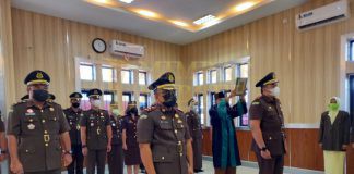 Dua Kepala Cabang Kejaksaan Negeri di Karimun Berganti Prosesi serah terima jabatan Kepala Cabang Kejaksaan Negeri (Kacabjari) wilayah Tanjung Batu dan Moro, Kabupaten Karimun, Senin (22/2/2021)