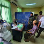 Danramil Kepulauan Seribu Tinjau Vaksinasi Tahap 2 Dosis Lansia Danramil 04/KS, Mayor Inf Ali Anwar Faola meninjau pemberian Vaksinasi tahap 2 dosis 1, khusus Lansia, yang dilaksanakan di Puskesmas Pulau Kelapa, Kepulauan Seribu Utara, Rabu (24/02/21)