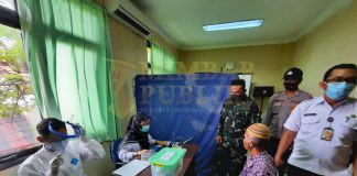 Danramil Kepulauan Seribu Tinjau Vaksinasi Tahap 2 Dosis Lansia Danramil 04/KS, Mayor Inf Ali Anwar Faola meninjau pemberian Vaksinasi tahap 2 dosis 1, khusus Lansia, yang dilaksanakan di Puskesmas Pulau Kelapa, Kepulauan Seribu Utara, Rabu (24/02/21)
