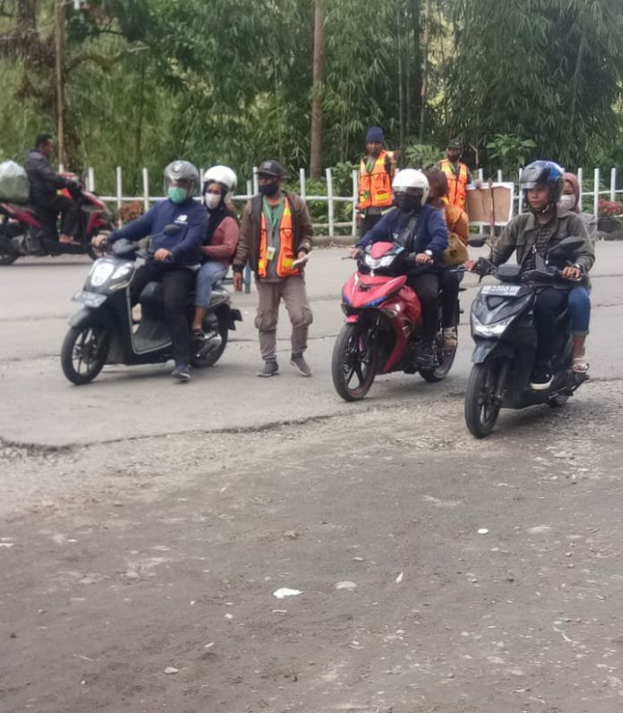 Tampak warga saat melakukan pengutipan kepada wisatawan menuju pemandian air panas, di Desa Doulu, Kecamatan Berastagi, Kabupaten Karo, Sumut