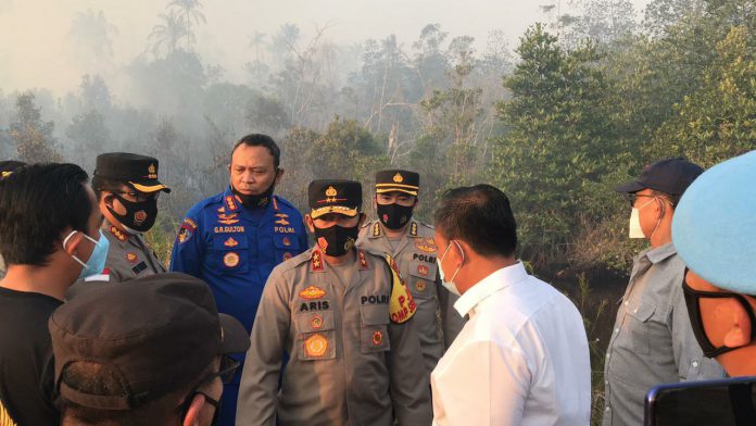 Kapolda Kepri, Irjen Pol Dr Aris Budiman MSi terjun langsung memimpin pemadaman kebakaran hutan dan lahan di Pulau Galang
| Foto : Istimewa