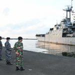 Komandan Lantamal VI Makasar Pimpin Pelepasan KRI Teluk Manado-537 Bawa Pasukan TNI AD ke Perbatasan Timor Leste