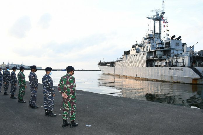 Komandan Lantamal VI pimpin jajar kehormatan pelepasan keberangkatan KRI Teluk Manado-537 | Foto : Istimewa