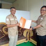 Penyerahan SK SMSI Bintan oleh Ketua SMSI Kepri