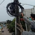 Bright PLN Batam Lakukan Pemutusan Kabel TV di Tiang Listrik