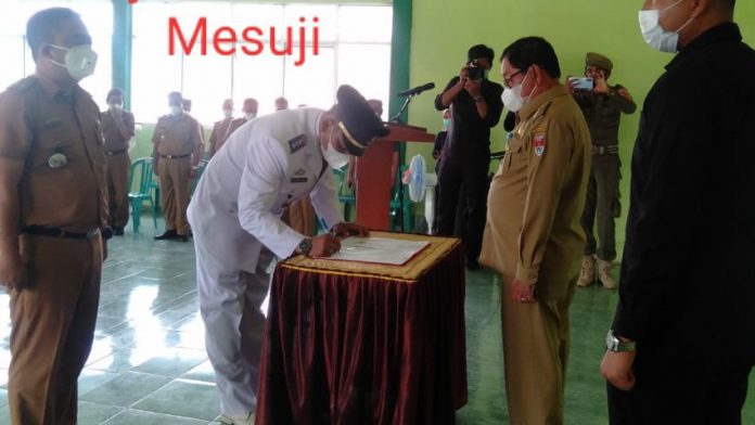 M. Taufik Widodo dilantik menjadi camat yang ke-25 di Kecamatan Mesuji, di Balai Desa Sidomulyo Kecamatan Mesuji, Selasa (9/2/2021). (Foto: Istimewa)