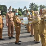 Dawam Rahardjo Serahan SK Kenaikan Gaji Berkala untuk ASN Kabupaten Lampung Timur