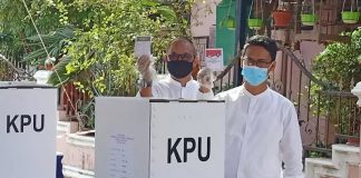 Aunur Rafiq dan Anwar Abubakar, Bupati dan Wakil Bupati Karimun Menang di MK Pasangan Calon Bupati dan Wakil Bupati Karimun, Iskandarsyah-Anwar Abubakar saat menggunakan hak suara 9 Desember 2020 (Nikolas Panama) | Foto: Antara