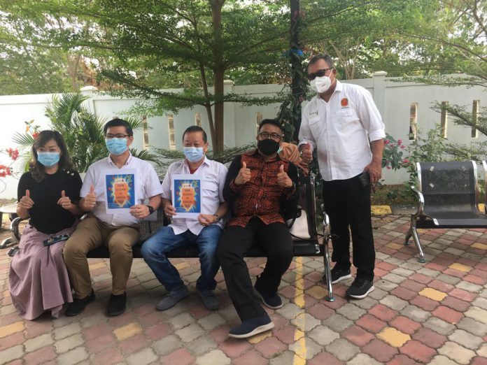 Ketua Asosiasi dan Perhimpunan pariwisata yang berbasis di Batam mendapatkan imunisasi vaksin Covid-19 bertempat di Puskesmas Lubuk Baja, Rabu (3/3/2021) Ketua Asosiasi dan Perhimpunan pariwisata yang berbasis di Batam mendapatkan imunisasi vaksin Covid-19 bertempat di Puskesmas Lubuk Baja, Rabu (3/3/2021)