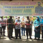 Bupati Surya Resmikan Desa Kampung Tangguh Berbasis Mikro Binaan Kapolres Asahan Bupati Asahan (kiri) dan Wakapolres Asahan saat pengguntingan pita peresmian Desa Kampung Tangguh Berbasis Mikro